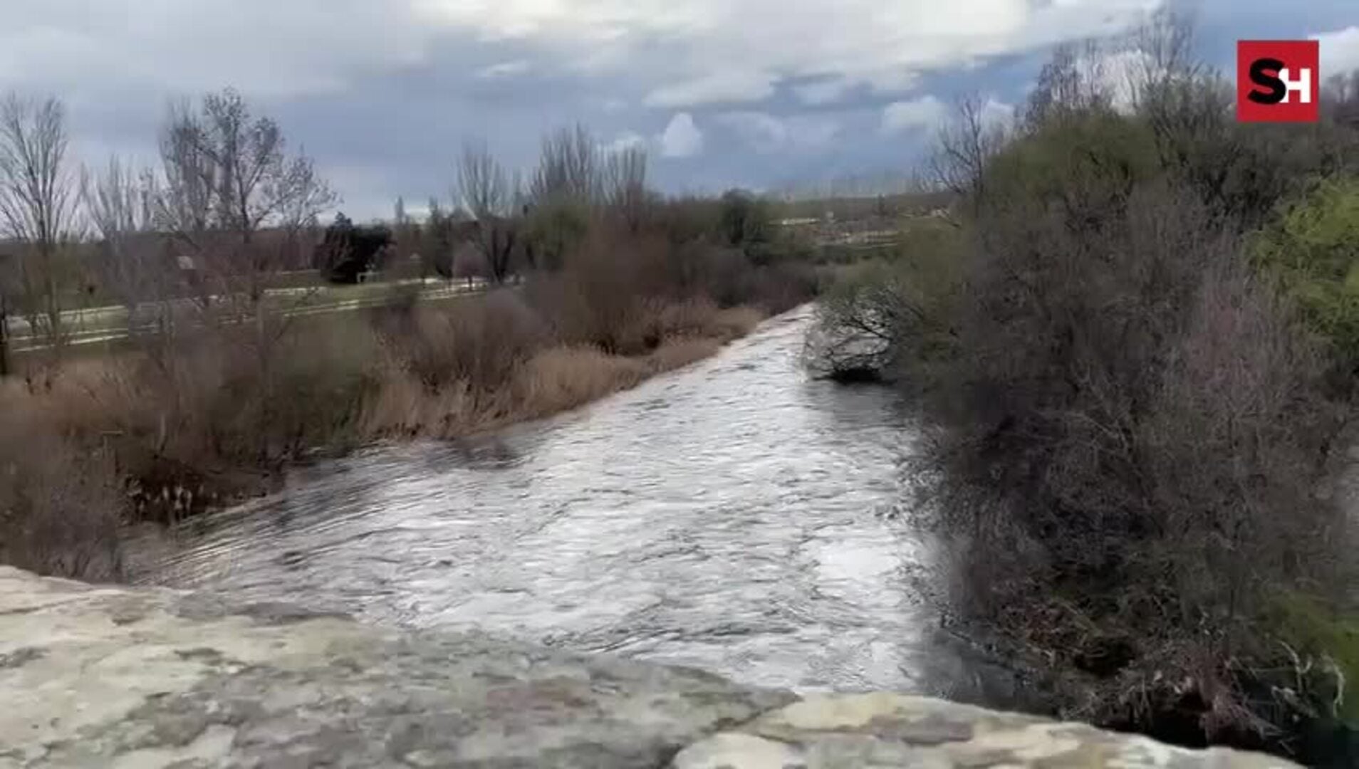 Los bajos del Puente Romano, inundados este viernes en Salamanca
