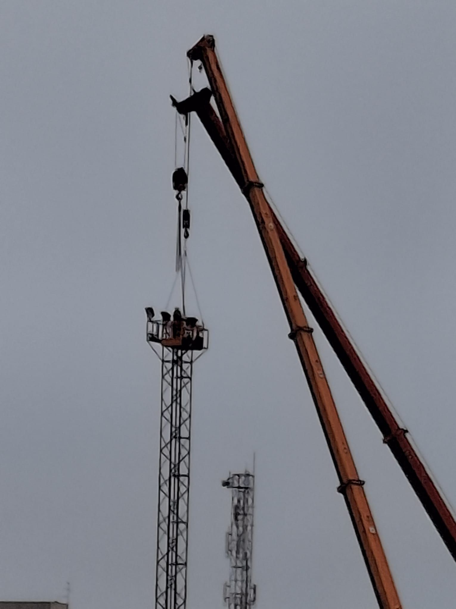 Momento em que uma pessoa se junta ao cabo do guindaste à torre.