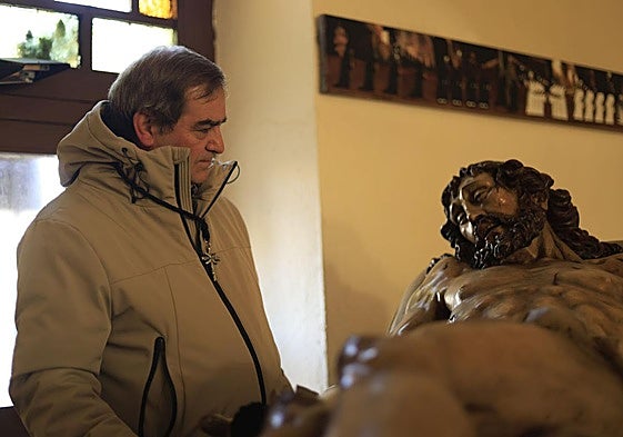 Manuel González junto al Cristo de la Liberación en la capilla del cementerio