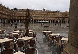 Un día de lluvia en la Plaza Mayor de Salamanca.