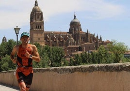 Un atleta corriendo por el Puente Romano de Salamanca