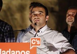 Yáñez, en su comparecencia la noche que perdió el acta de diputado por Salamanca.