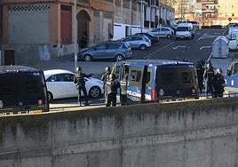 Policía Nacional en un operativo en la calle Maestro Soler.