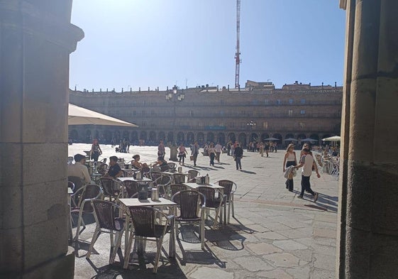 Terrazas llenas de gente este miércoles en la Plaza Mayor de Salamanca.