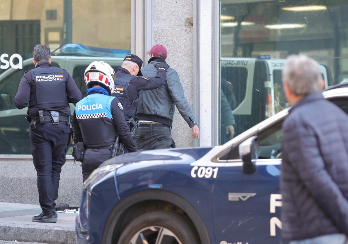 Violenta agresión con una porra a plena luz del día en el centro de Salamanca