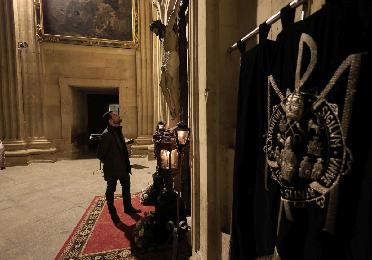 Rubén Julián Zazo antes el Cristo de la Luz en la Clerecía.