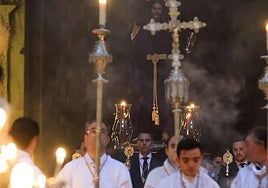 Javier Casas delante de Jesús de la Redención en un acto de la cofradía.