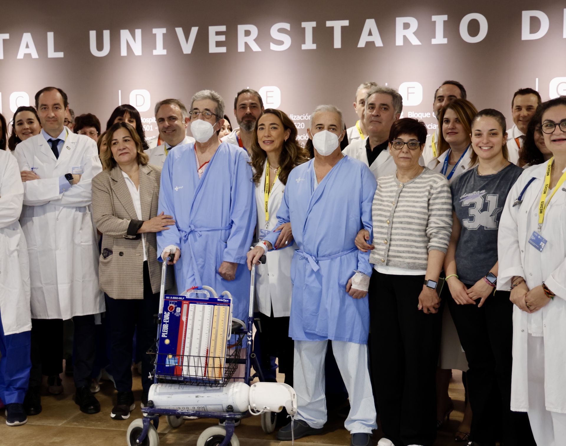 Los pacientes, con familiares y personal del Hospital.