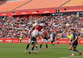 Migue remate un balón durante la primera parte en Tarragona