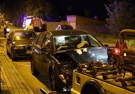 Coche destrozado tras el choque en la carretera de Aldealengua.