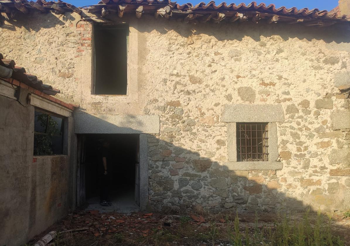La casa de piedra 'en bruto' en un pueblo de Salamanca que se vende con cuadras y pozo