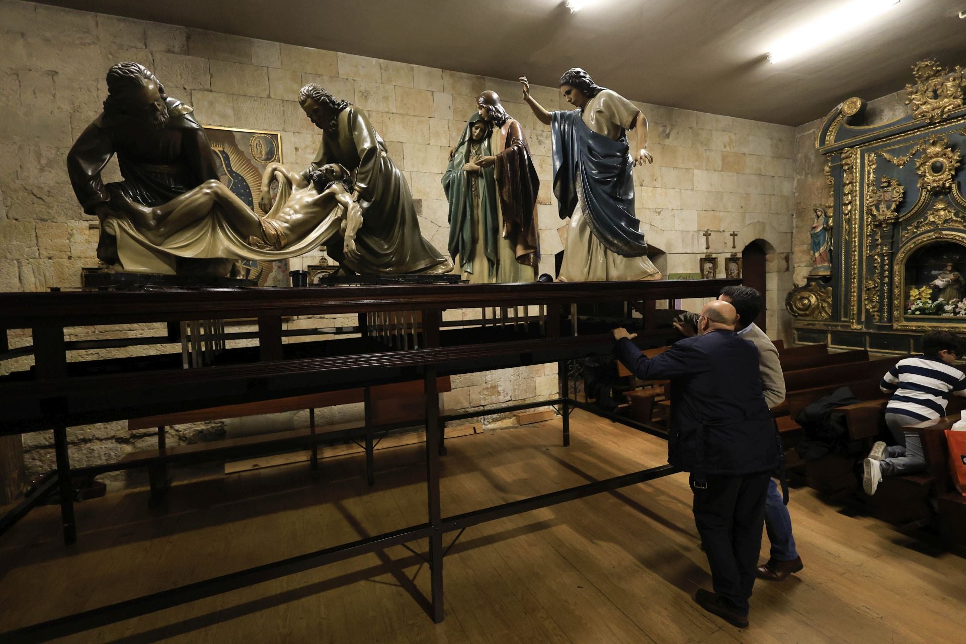 Las imágenes del montaje de los pasos de Semana Santa en Salamanca