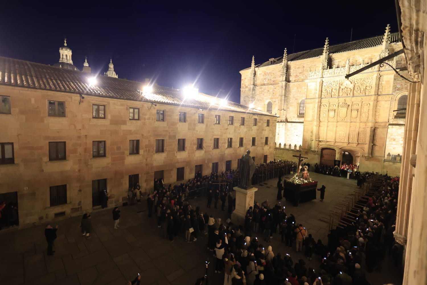 La Hermandad Universitaria recorre el centro de Salamanca en el Martes Santo
