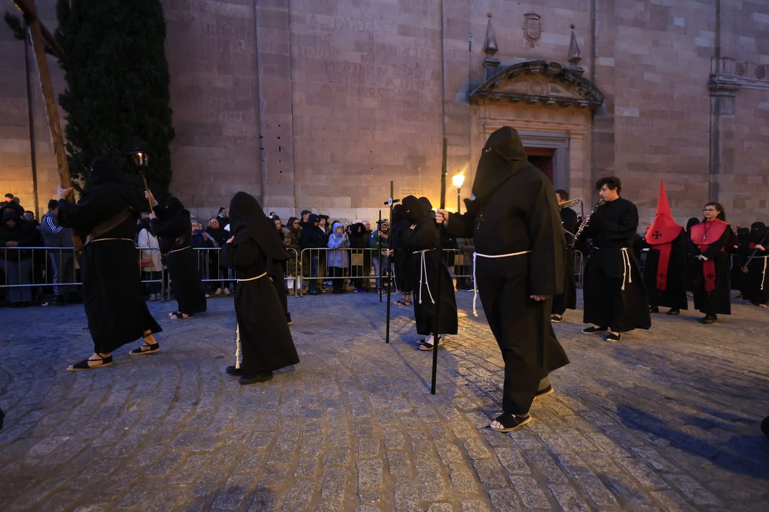 La Hermandad Universitaria recorre el centro de Salamanca en el Martes Santo