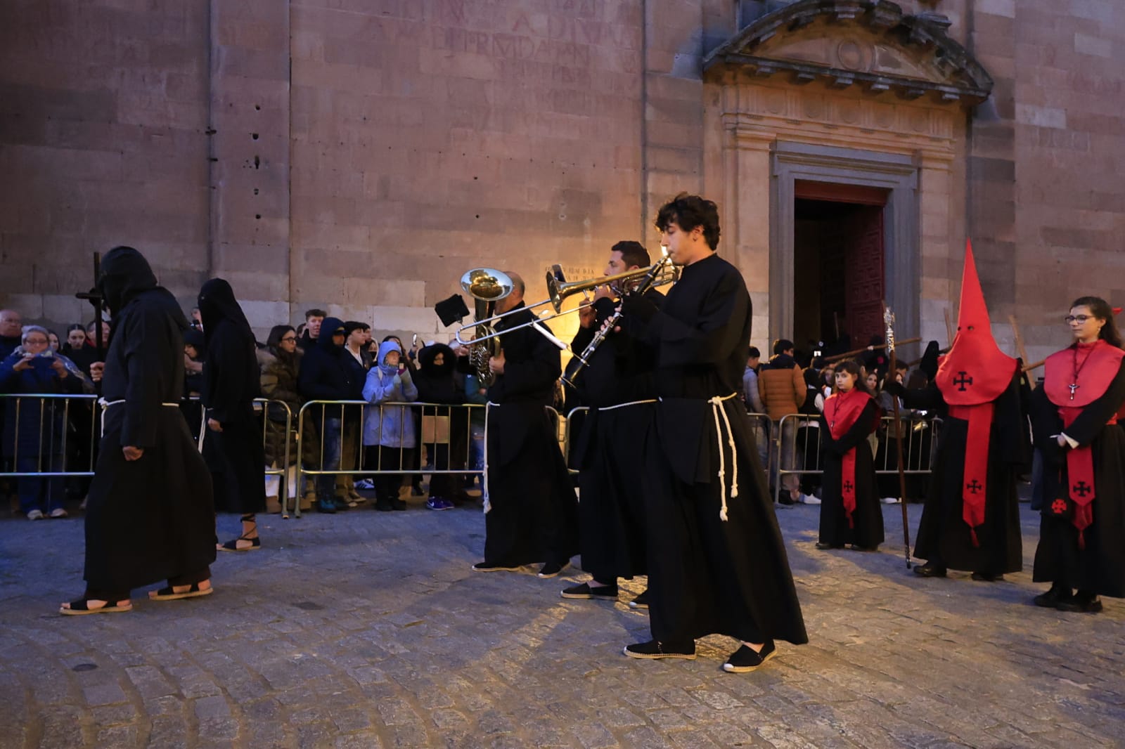 La Hermandad Universitaria recorre el centro de Salamanca en el Martes Santo