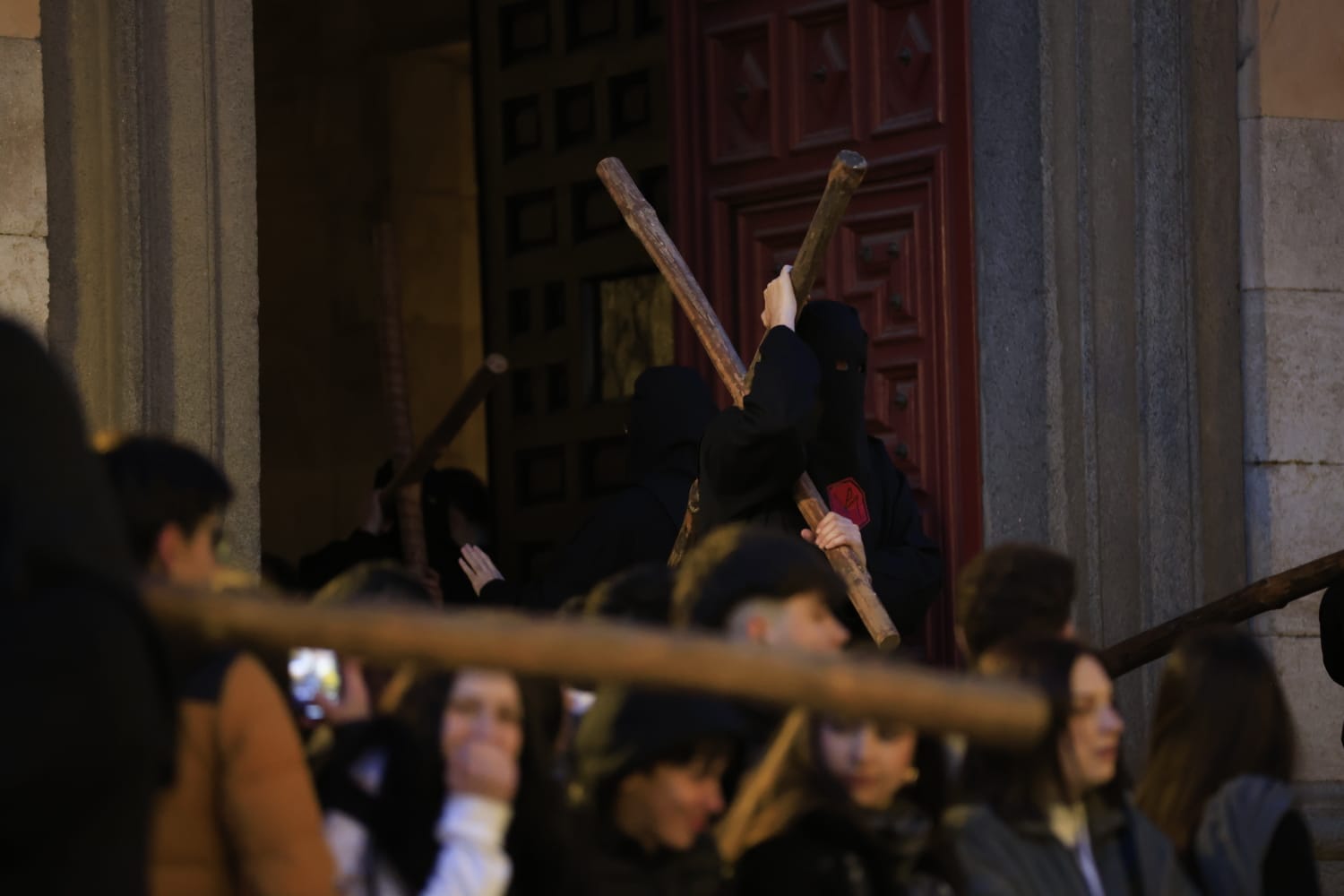 La Hermandad Universitaria recorre el centro de Salamanca en el Martes Santo