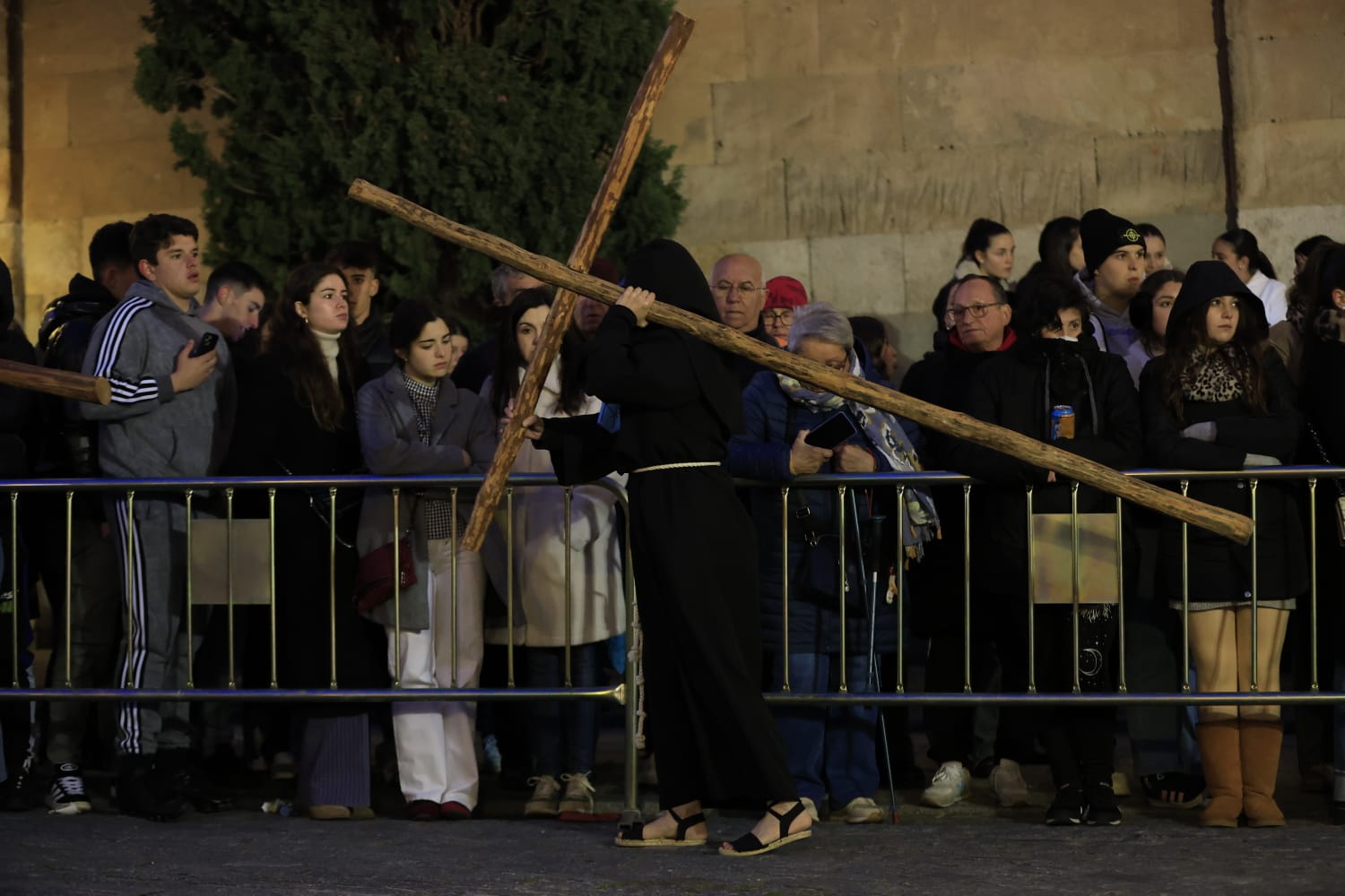 La Hermandad Universitaria recorre el centro de Salamanca en el Martes Santo