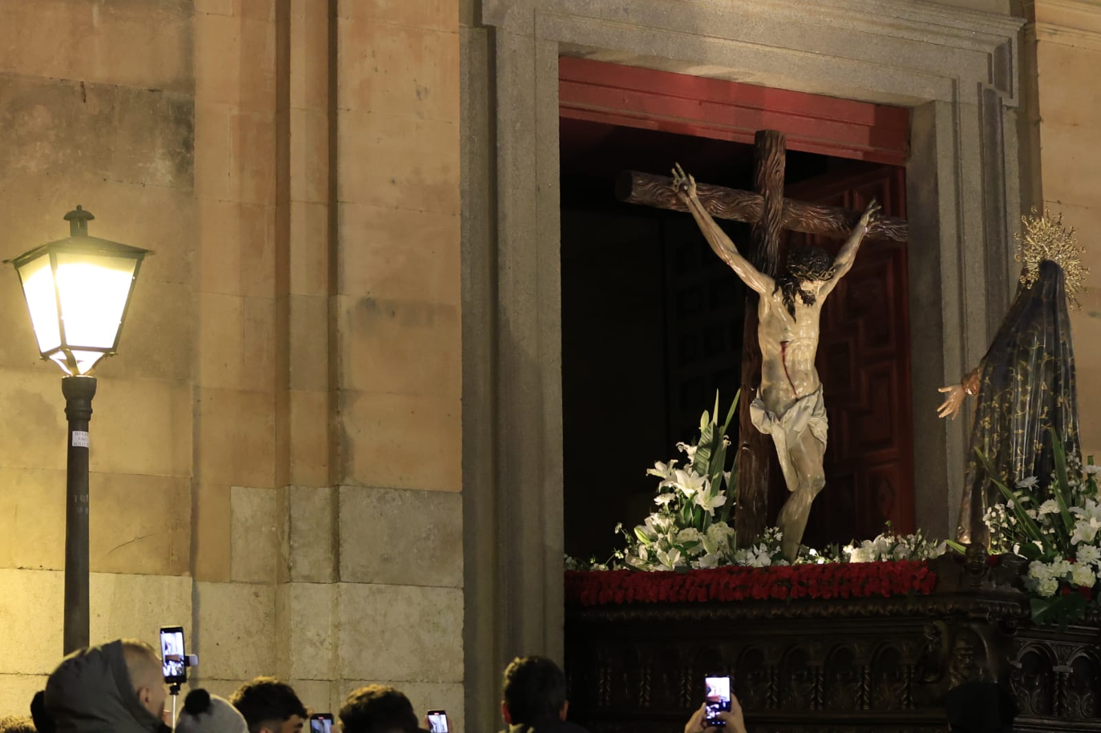 La Hermandad Universitaria recorre el centro de Salamanca en el Martes Santo