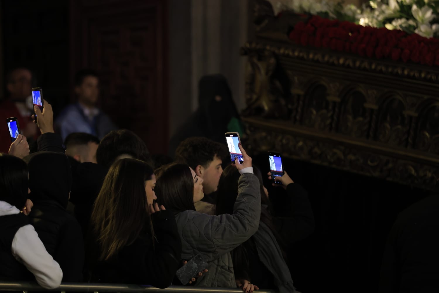 La Hermandad Universitaria recorre el centro de Salamanca en el Martes Santo