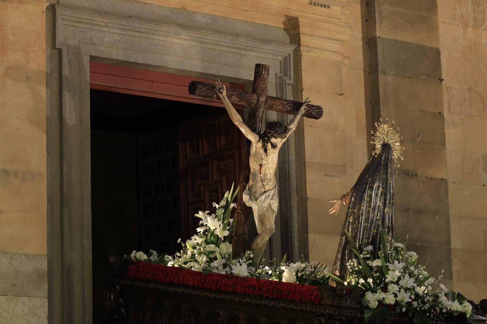 La Hermandad Universitaria recorre el centro de Salamanca en el Martes Santo