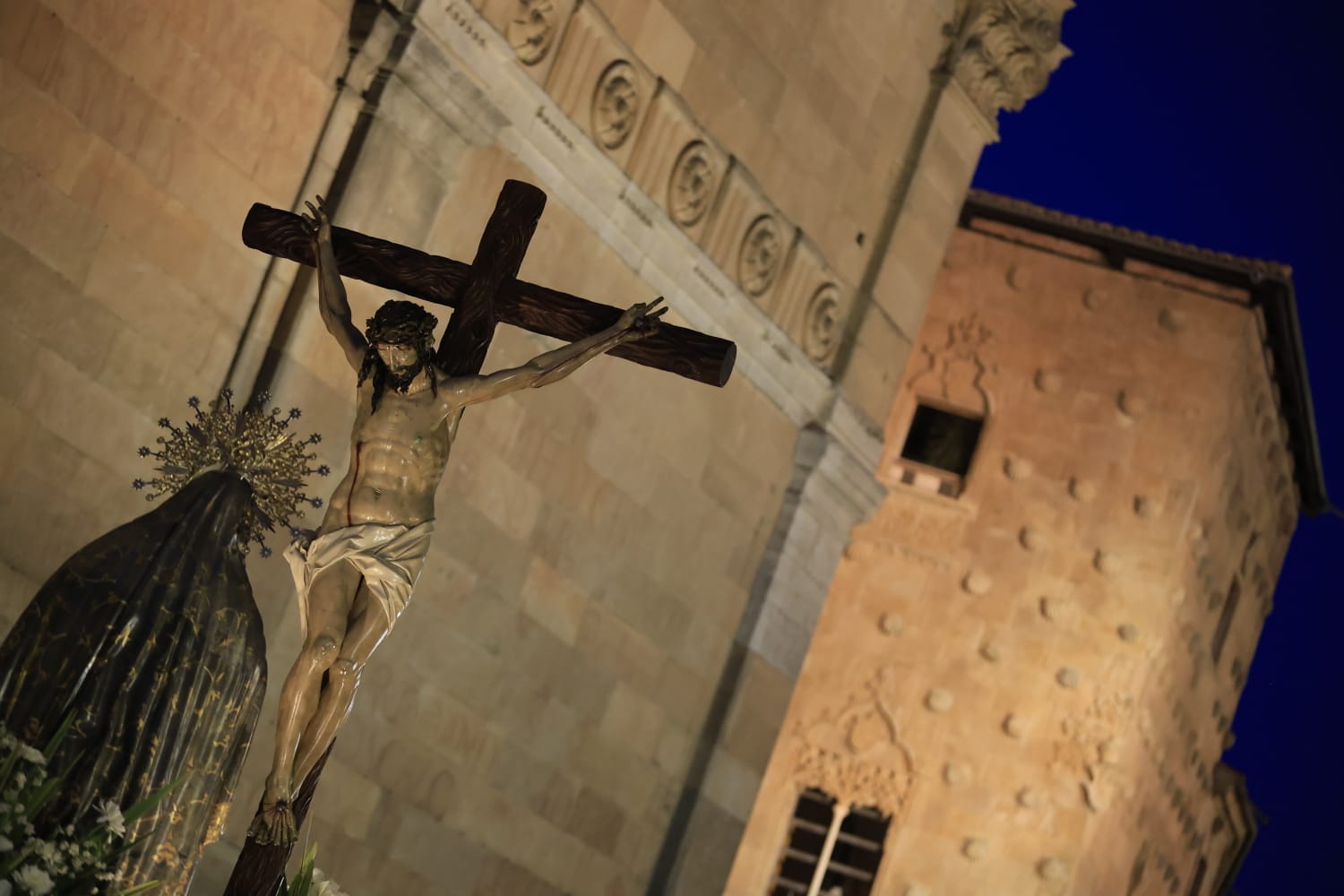 La Hermandad Universitaria recorre el centro de Salamanca en el Martes Santo