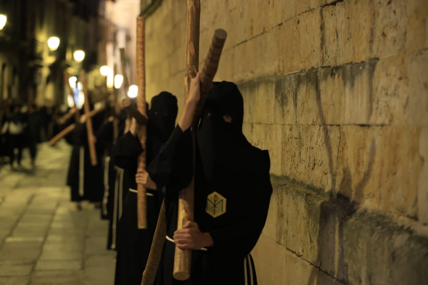 La Hermandad Universitaria recorre el centro de Salamanca en el Martes Santo