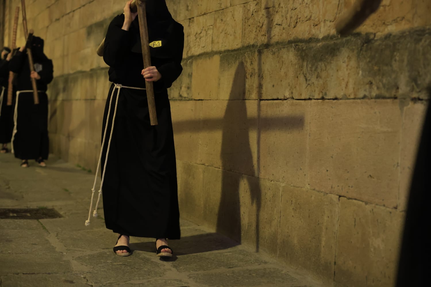 La Hermandad Universitaria recorre el centro de Salamanca en el Martes Santo