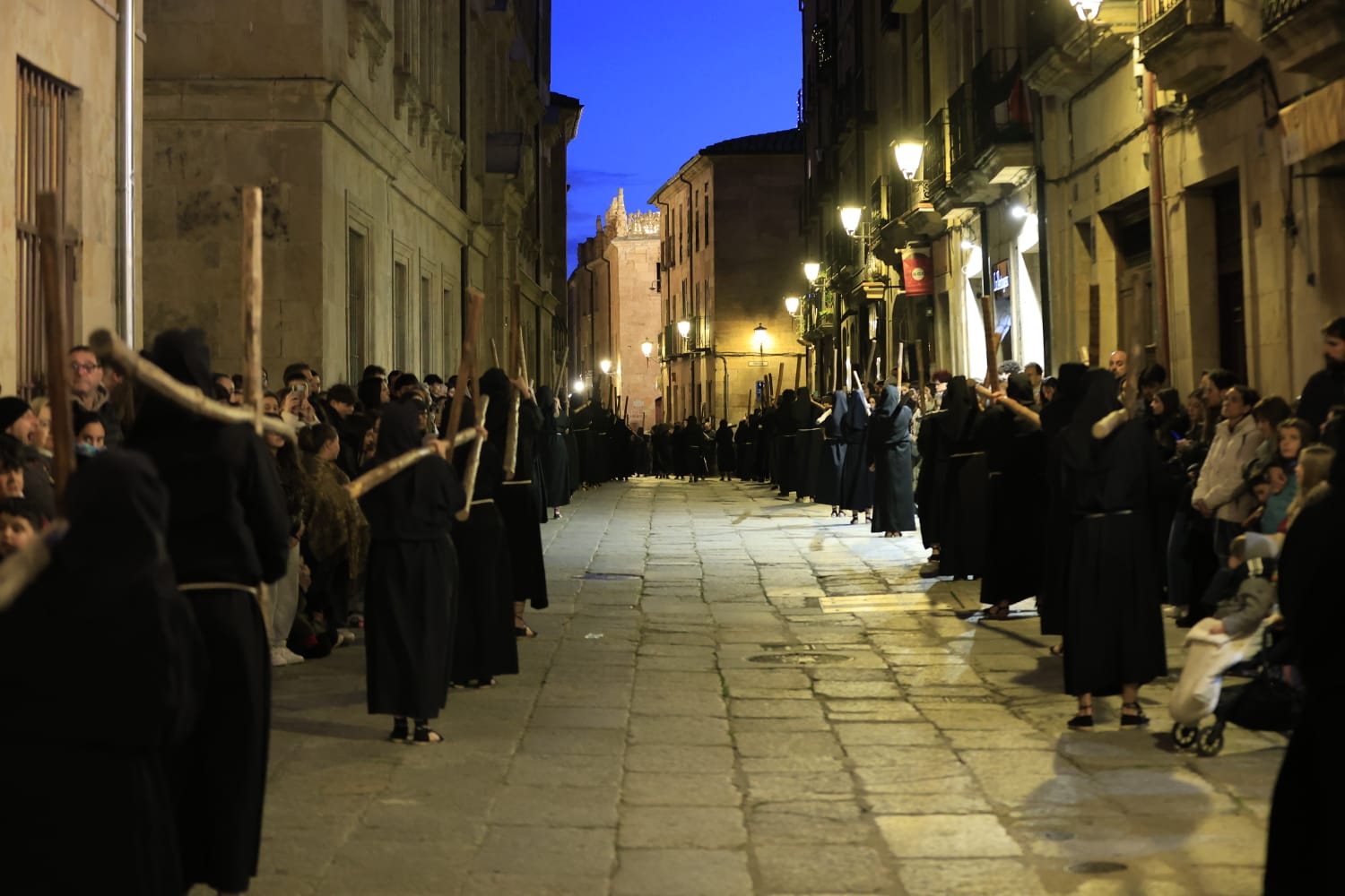 La Hermandad Universitaria recorre el centro de Salamanca en el Martes Santo