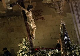 Santísimo Cristo de la Luz y Nuestra Señora, Madre de la Sabiduría, frente a la fachada antigua de la Universidad