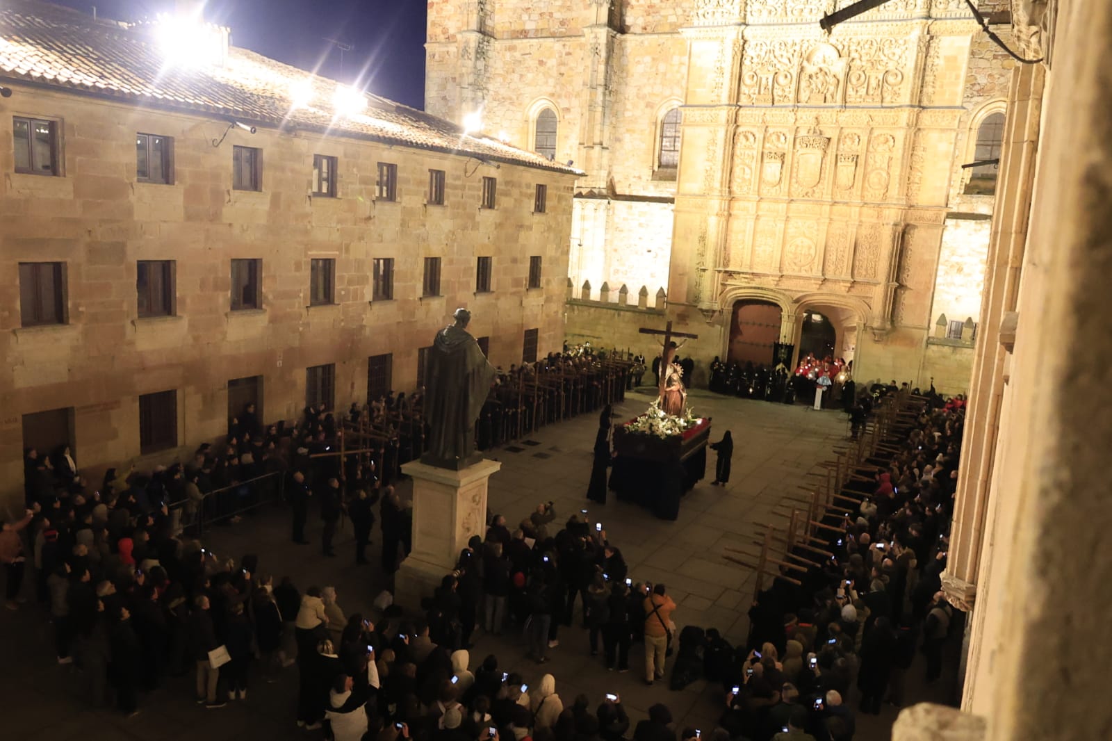 La Hermandad Universitaria recorre el centro de Salamanca en el Martes Santo
