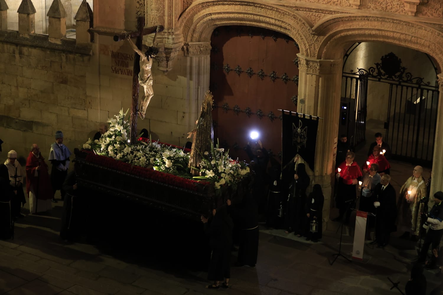 La Hermandad Universitaria recorre el centro de Salamanca en el Martes Santo