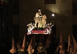 Salida de la hermandad con una de las tallas más valiosas de la Semana Santa de Salamanca