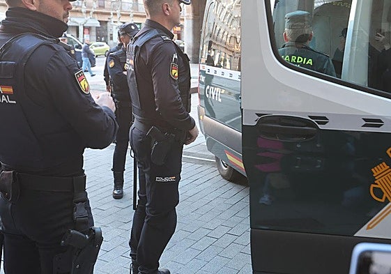 Imagen de archivo de un furgón de la Guardia Civil en la Audiencia Provincial de Salamanca.