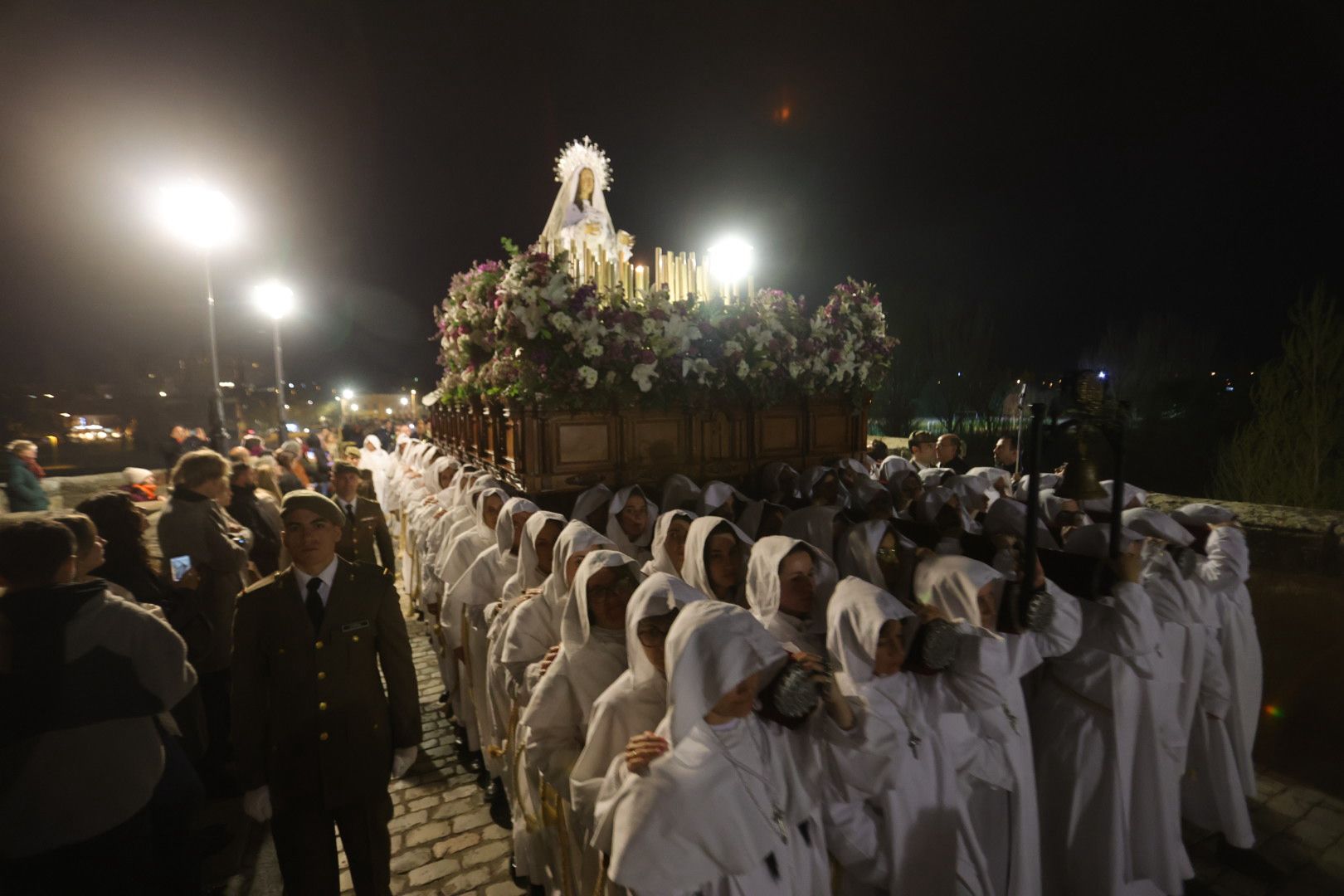 La marcha blanca del Cristo del Amor y de la Paz sobre el Tormes