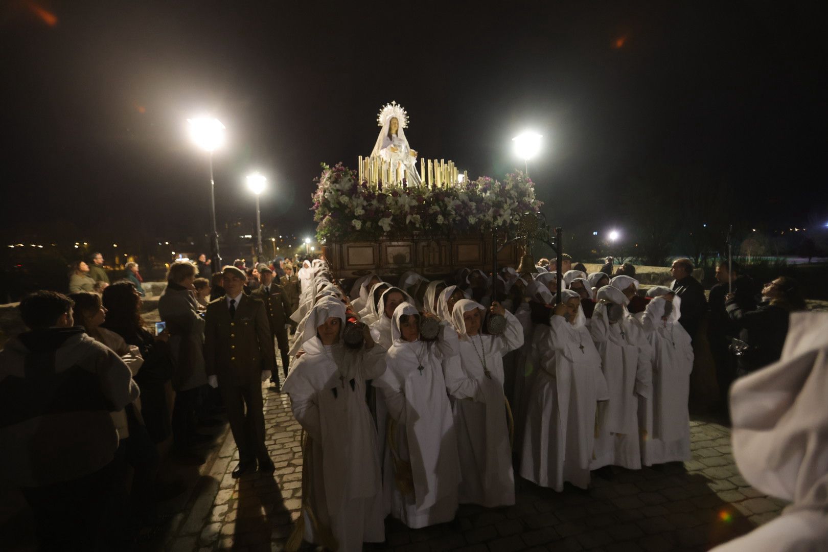 La marcha blanca del Cristo del Amor y de la Paz sobre el Tormes