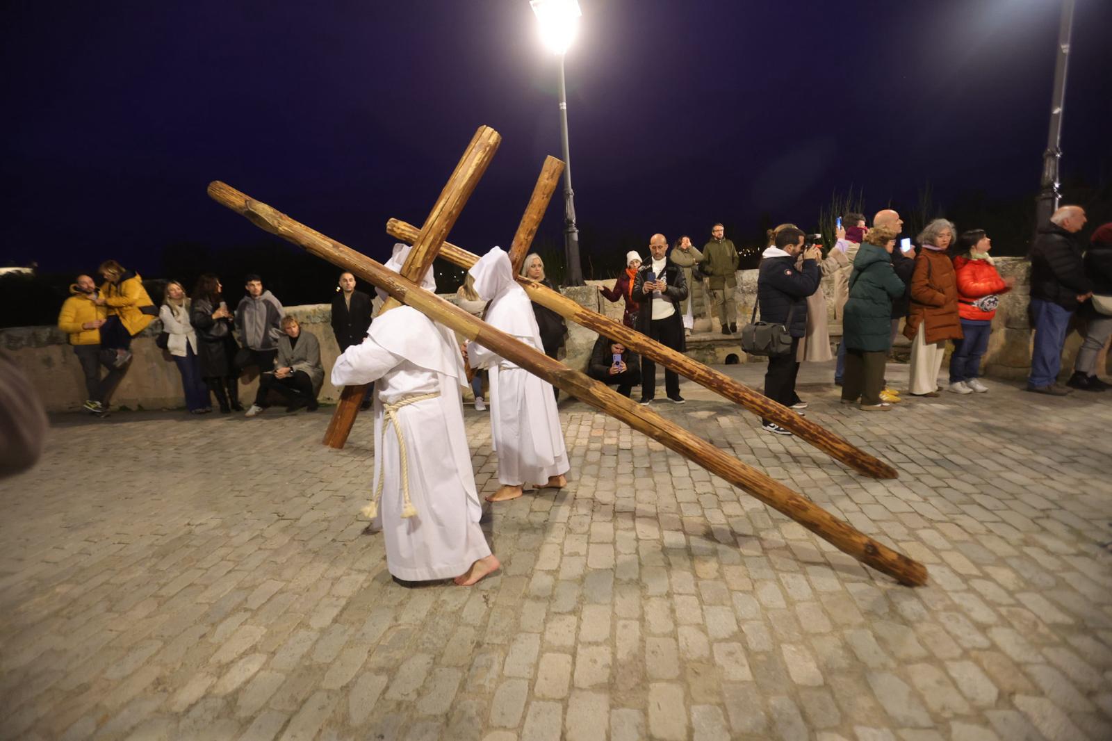 La marcha blanca del Cristo del Amor y de la Paz sobre el Tormes