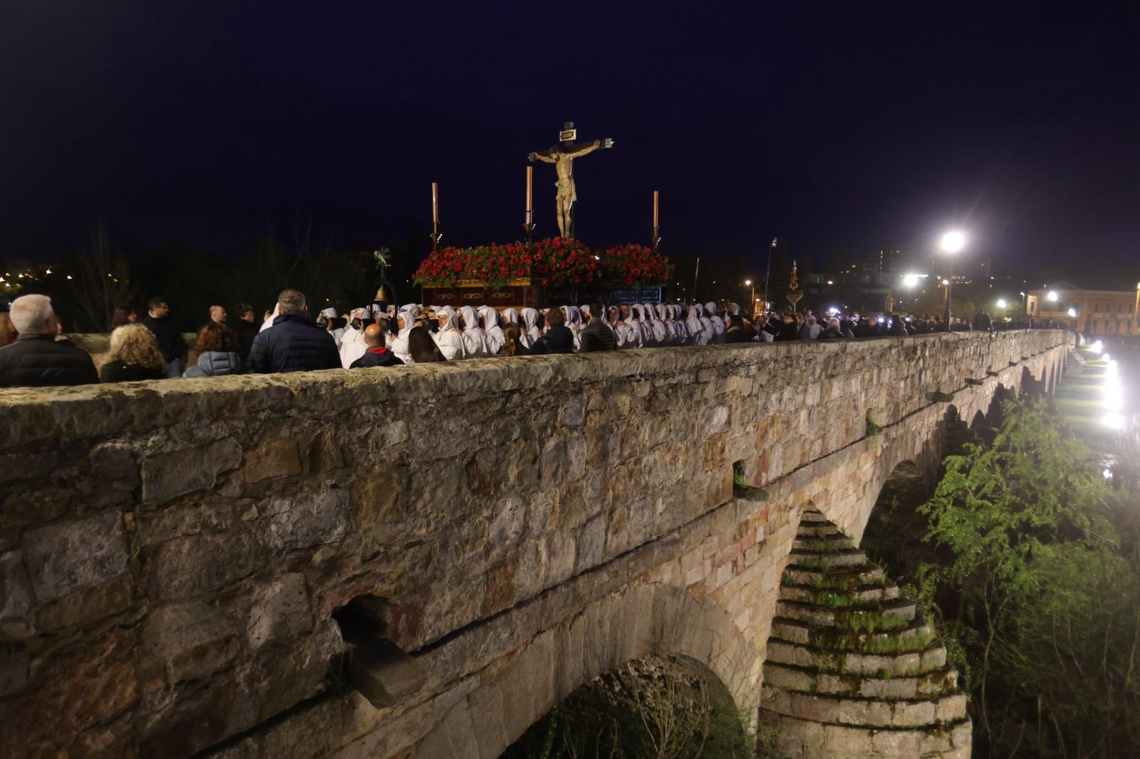 La marcha blanca del Cristo del Amor y de la Paz sobre el Tormes