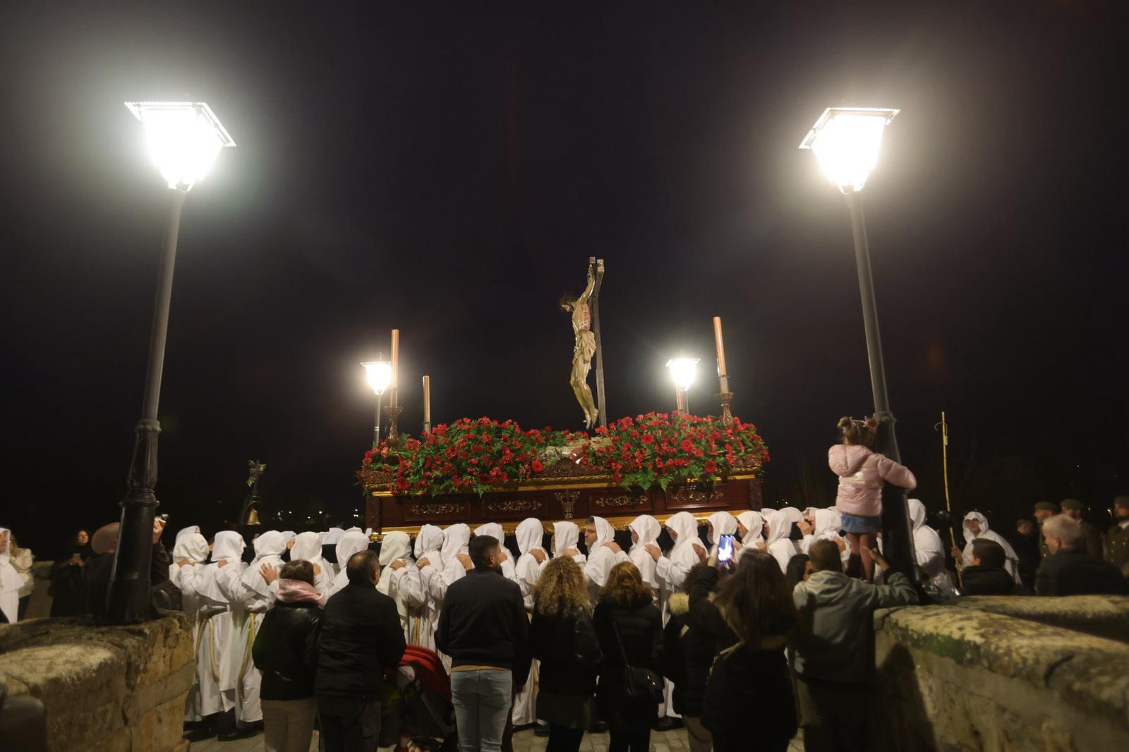 La marcha blanca del Cristo del Amor y de la Paz sobre el Tormes