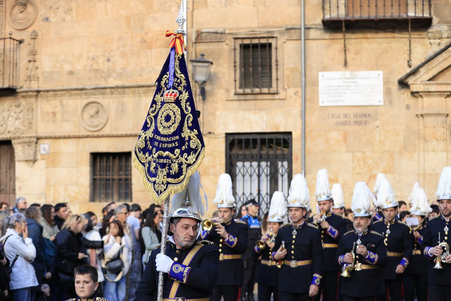Un renovado paso lleno de expectación convence en la procesión de la Seráfica Hermandad