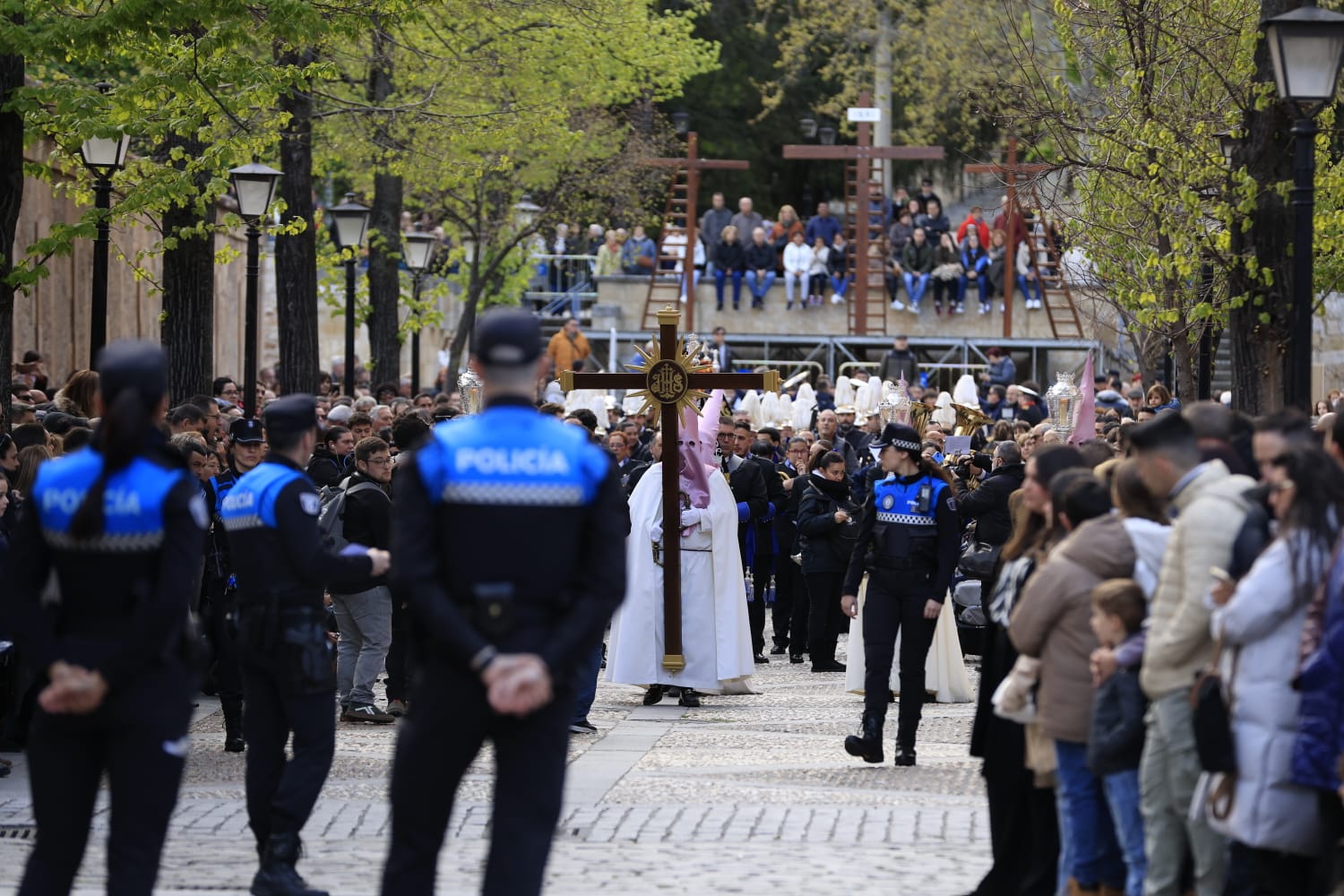 Un renovado paso lleno de expectación convence en la procesión de la Seráfica Hermandad
