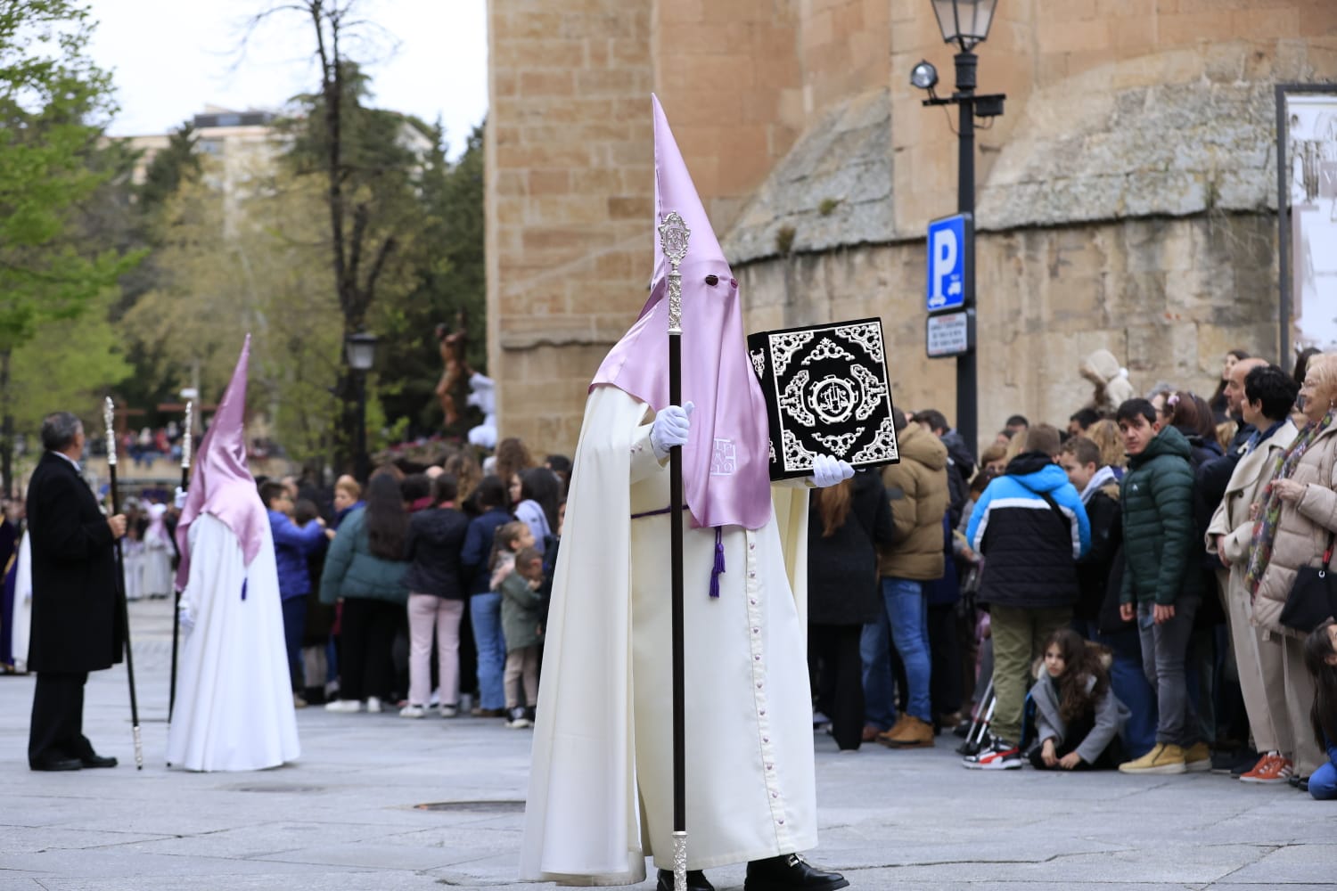 Un renovado paso lleno de expectación convence en la procesión de la Seráfica Hermandad