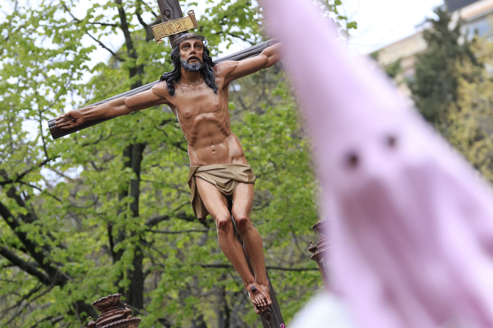 Un renovado paso lleno de expectación convence en la procesión de la Seráfica Hermandad