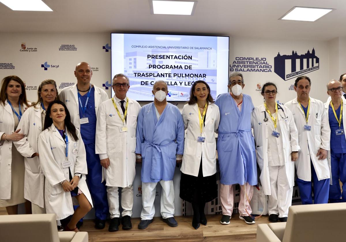 Los dos trasplantados de pulmón en Salamanca, con parte del equipo que les atendió en el hospital charro.