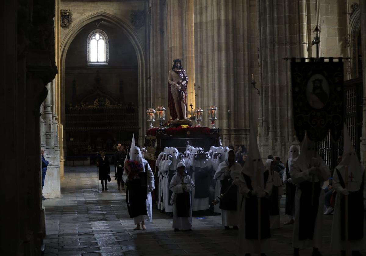 La lluvia respeta el Jueves Santo de Salamanca con el Vía Crucis desde la Catedral