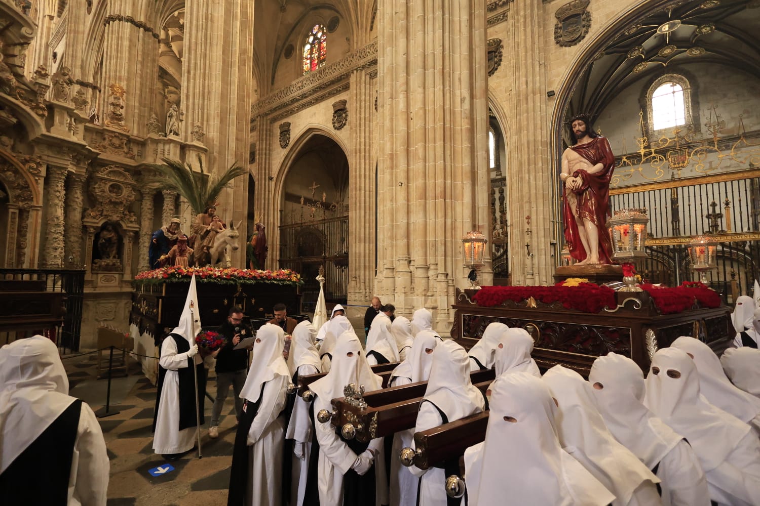 La lluvia respeta el Jueves Santo de Salamanca con el Vía Crucis desde la Catedral