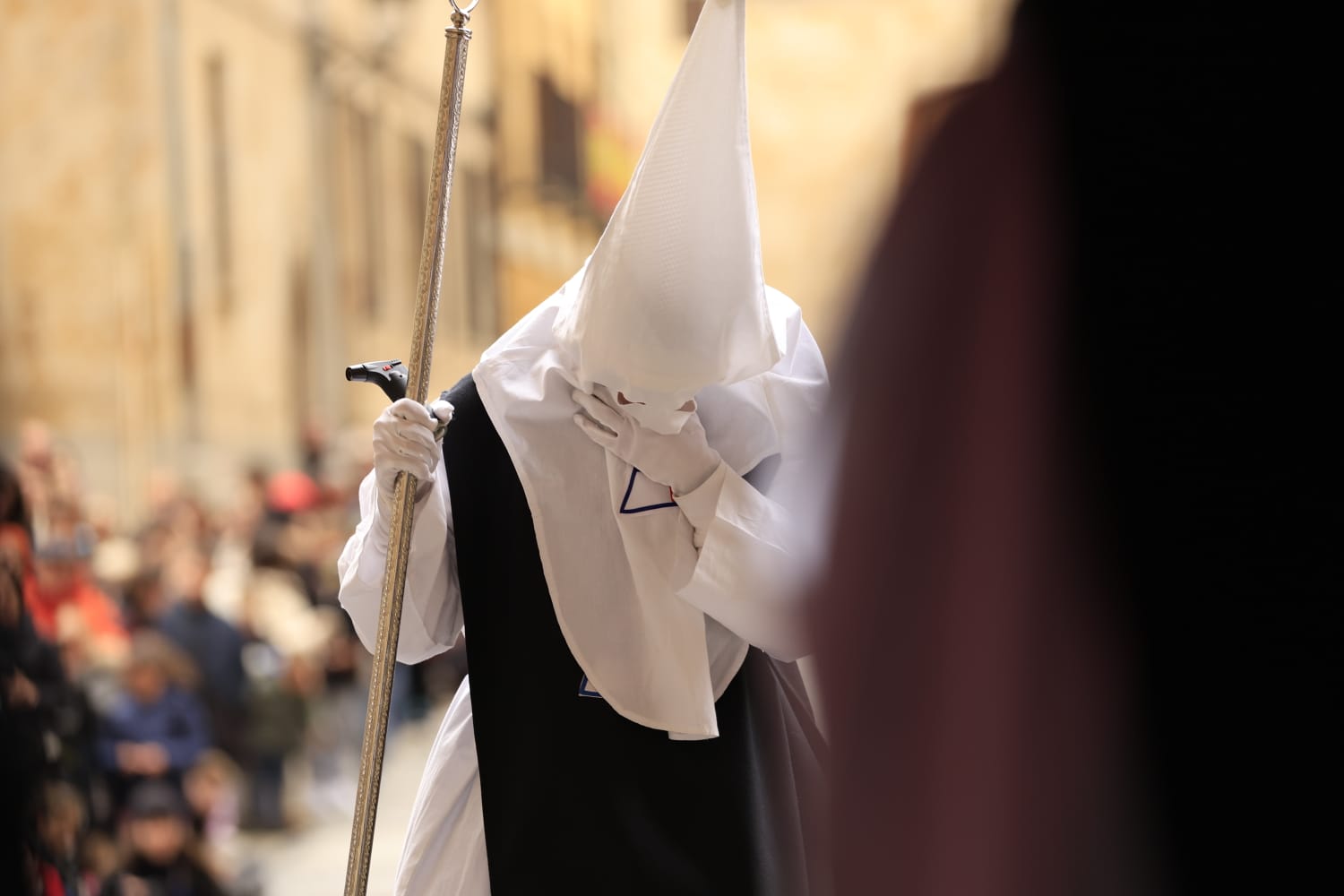 La lluvia respeta el Jueves Santo de Salamanca con el Vía Crucis desde la Catedral