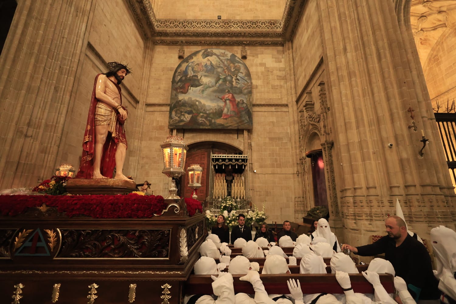 La lluvia respeta el Jueves Santo de Salamanca con el Vía Crucis desde la Catedral