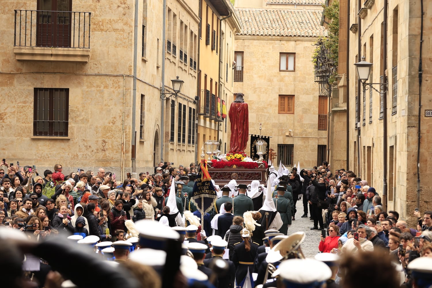 La lluvia respeta el Jueves Santo de Salamanca con el Vía Crucis desde la Catedral