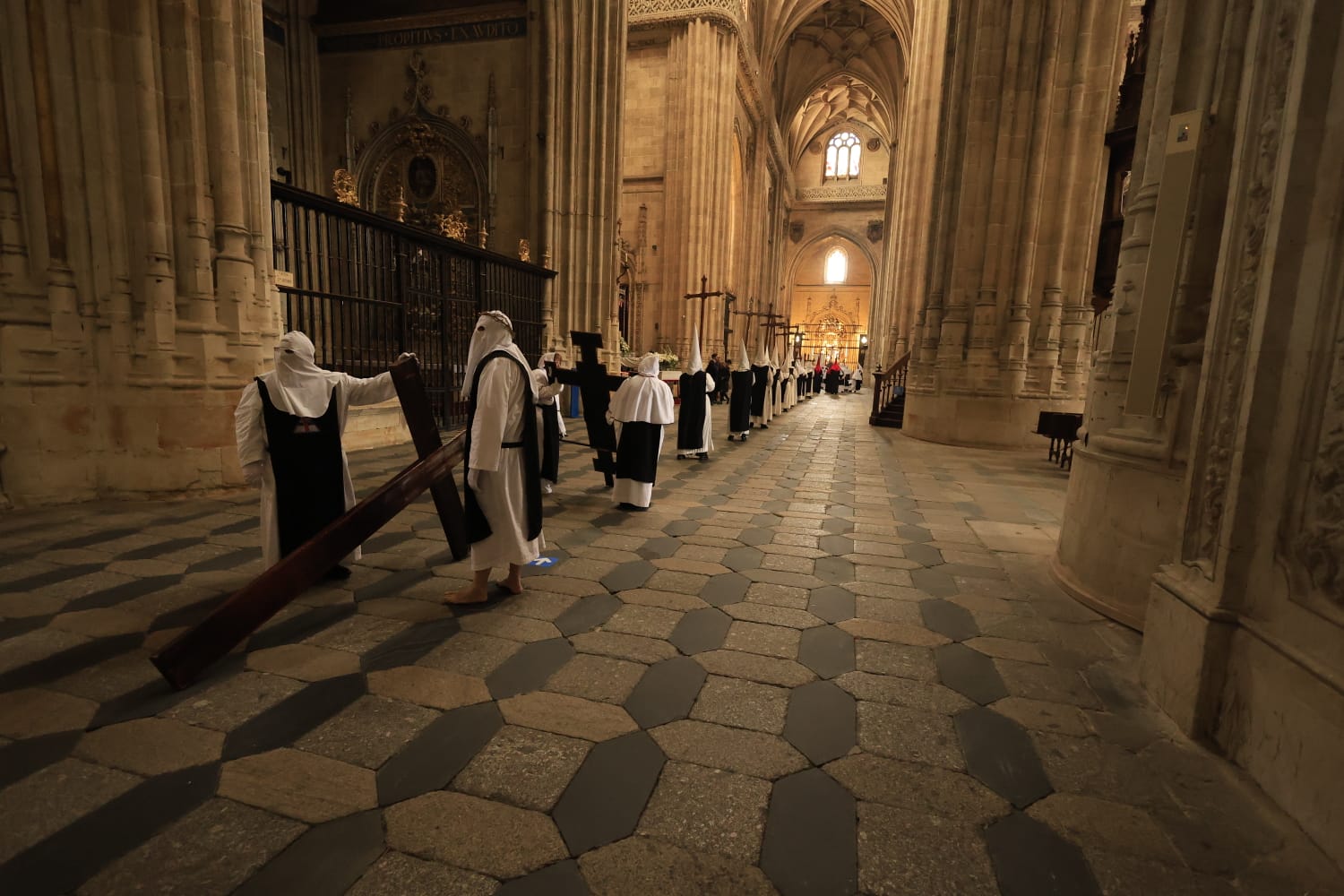 La lluvia respeta el Jueves Santo de Salamanca con el Vía Crucis desde la Catedral