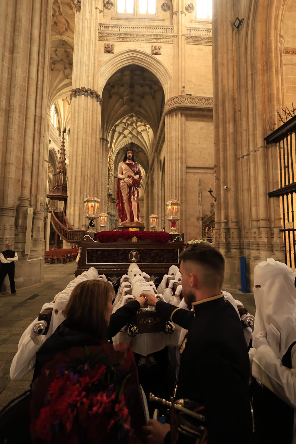 La lluvia respeta el Jueves Santo de Salamanca con el Vía Crucis desde la Catedral